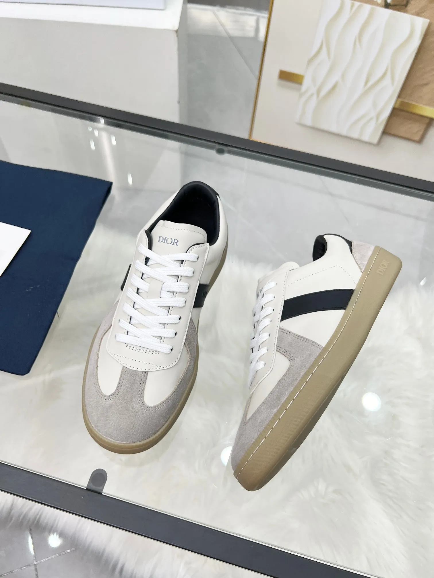 👟👟Ex-factory price 460👟👟Male size +10 correct✅ version. 𝐃𝐢𝐨𝐫 𝟮𝟱𝐏𝐫𝐞-𝐅𝐚𝐥𝐥 𝐁𝐞𝐫𝐥𝐢𝐧 𝟬𝟭 Dior B01 couple casual moral training shoes white shoes sneakers late 90s fashion brand Maison Margiela purchased GAT in large quantities and gave them a makeover. This shoe type of De Xun officially started its fashion journey. Original: Top layer of cowhide, cowhide lining, original outsole Size: 35-45 (40 for women, 45 for men, custom made, non-refundable)